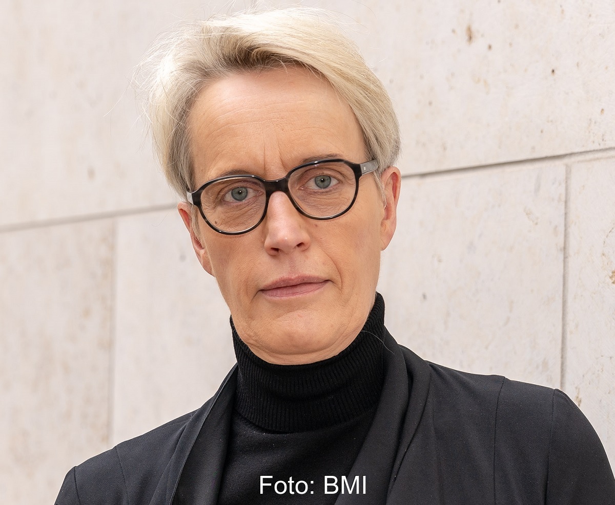 Zu sehen ist Anne Katrin Bohle, Staatssekretärin im BMI Programm die das neue Programm „Klimaschutz und Klimaanpassung im Quartier" kommentiert.