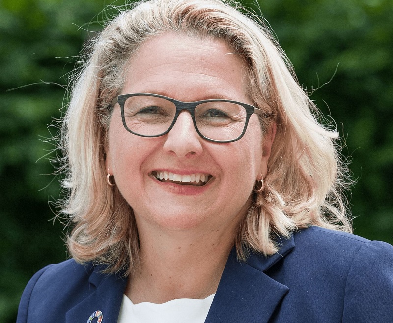 Zu sehen ist Bundesumweltministerin Svenja Schulze, die die Novelle des Klimaschutzgesetzes positiv sieht.