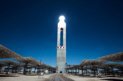Zu sehen ist der Turm vom Solarthermie-Kraftwerk Cerro Dominador. In der Atocama herrschen ausgezeichnete Bedingungen für Solarkraftwerke mit konzentrierender Solartechnologie (CSP).