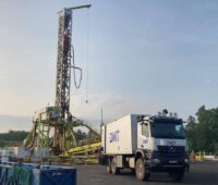 Ein Spezialfahrzeug führt geothermische Messungen durch, der Entwurf für das Geothermie-Beschleunigungsgesetz regelt auch seismische Erkundungen.