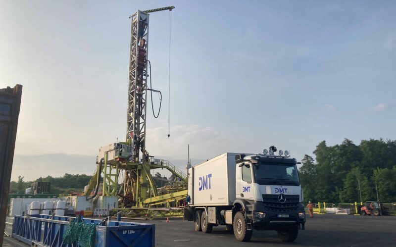 Ein Spezialfahrzeug führt geothermische Messungen durch, der Entwurf für das Geothermie-Beschleunigungsgesetz regelt auch seismische Erkundungen.