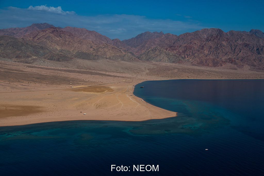 Zu sehen ist eine Küstenlandschaft, in der das PtX-Projekt in Saudi-Arabien im Rahmen von NEOM entstehen soll.