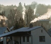 Im Bild dampfende Schornsteine als Symbol für den EU-Emissionshandel in den Bereichen Gebäude und Verkehr.