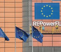 Im Bild ein EU-Gebäude mit der Aufschrift RepowerEU, die Europäische Klimaschutzinitiative soll bei der Bewältigung der Energiekrise helfen.