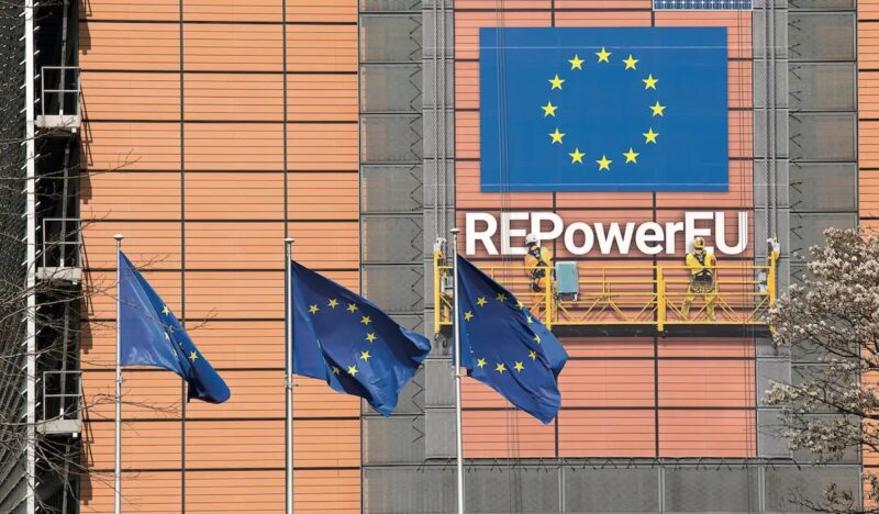Im Bild ein EU-Gebäude mit der Aufschrift RepowerEU, die Europäische Klimaschutzinitiative soll bei der Bewältigung der Energiekrise helfen.