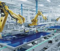 In Bild Roboter einer Photovoltaik Fertigungsstraße. Das BMWK hat ein Interessenbekundungsverfahren für PV-Hersteller gestartet, die eine Förderung erhalten wollen.