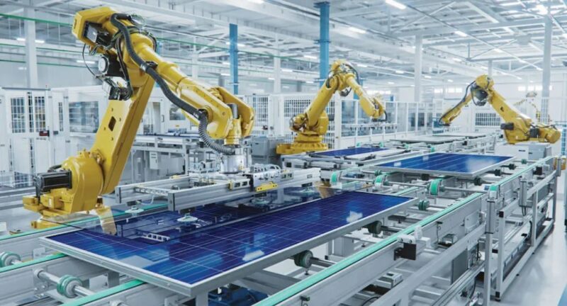 In Bild Roboter einer Photovoltaik Fertigungsstraße. Das BMWK hat ein Interessenbekundungsverfahren für PV-Hersteller gestartet, die eine Förderung erhalten wollen.
