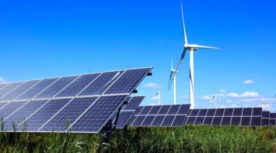 Photovoltaik und Windenergieanlagen als Symbol für die Umsetzung der EU-Notfallverordnung durch Bundestag und Bundesrat.