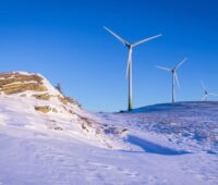 Zu sehen ist eine Windkraft-Anlage. Die Bundesregierung will das Zwei-Prozent-Flächenziel umsetzen.
