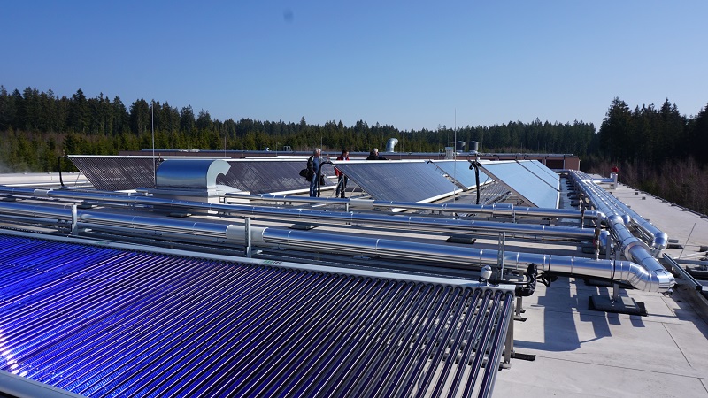 Zu sehen ist eine Solarthermie-Großanlage für die Bereitstellung von Prozesswärme. Erneuerbare Wärme ist Teil der Bundesförderung für Energieeffizienz.