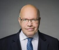 Zu sehen ist Bundeswirtschaftsminister Peter Altmaier, der die EEG-Novelle 2021 verteidigt.