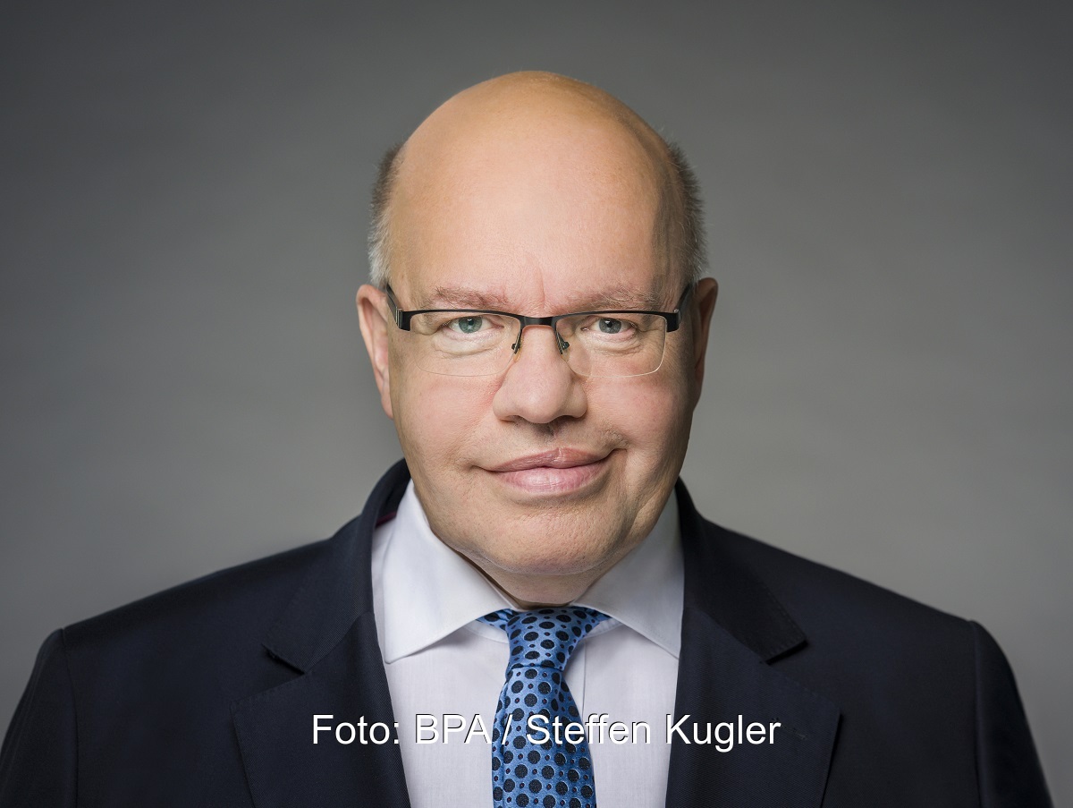 Zu sehen ist Bundeswirtschaftsminister Peter Altmaier, der die EEG-Novelle 2021 verteidigt.