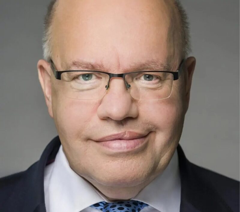 Zu sehen ist Bundeswirtschaftsminister Peter Altmaier, der erneuerbare Energien im Wärmemarkt mit Förderprogrammen unterstützt.