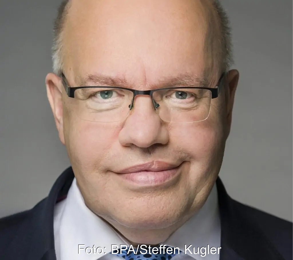 Zu sehen ist Bundeswirtschaftsminister Peter Altmaier, der erneuerbare Energien im Wärmemarkt mit Förderprogrammen unterstützt.