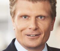 Zu sehen ist Staatssekretär Thomas Bareiß, der die Aufgaben des Kompetenzzentrums H2Safety@BAM umreißt.