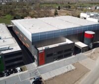Zu sehen ist das neue Logistikzentrum für Lithiumionen-Batterien der BMZ Gruppe.