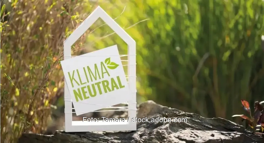 Im Bild ein Umriss eines Hauses mit der Aufschrift „Klimaneutral“ als Symbol für die Novelle des Gebäudeenergiegesetzes (GEG).
