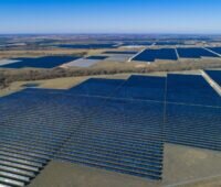 Zu sehen ist ein riesiger Photovoltaik-Solarpark von Lightsource BP in Texas, der mit Dünnschicht-PV-Modulen von First Solar ausgestattet ist.