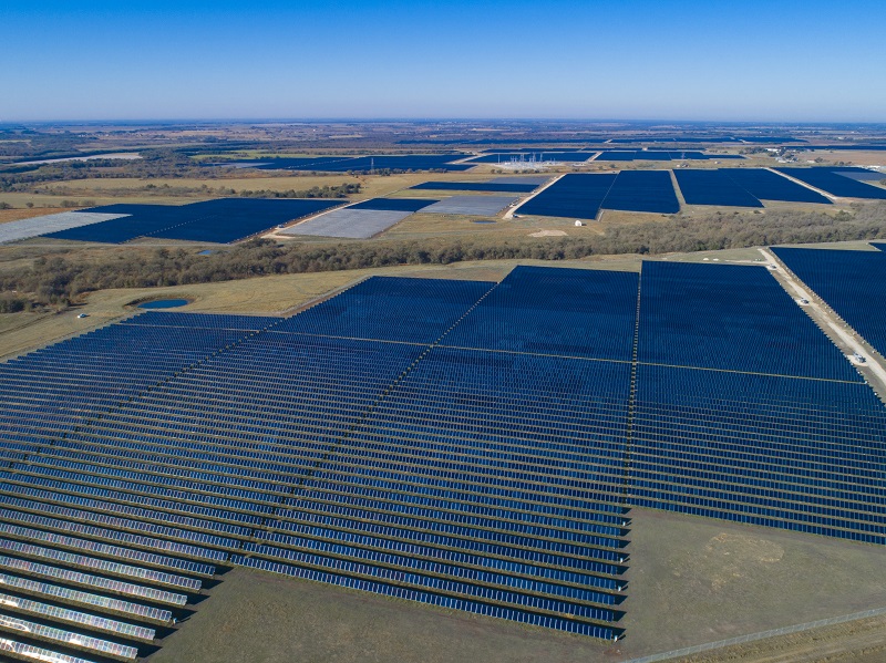 Zu sehen ist ein riesiger Photovoltaik-Solarpark von Lightsource BP in Texas, der mit Dünnschicht-PV-Modulen von First Solar ausgestattet ist.