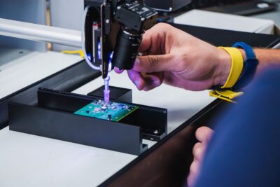 Prüfung eines elektronischen Bauteils.