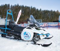 Zu sehen ist das Schneemobil das Photovoltaik im Wintersport nutzen soll, indem es mit PV-Strom gewonnenen Wasserstoff nutzt.