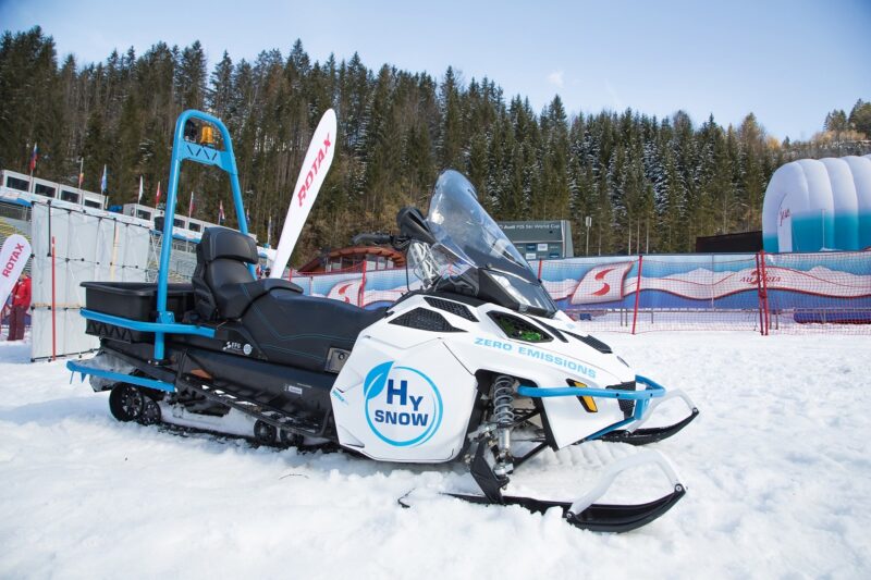 Zu sehen ist das Schneemobil das Photovoltaik im Wintersport nutzen soll, indem es mit PV-Strom gewonnenen Wasserstoff nutzt.