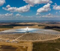 Im Bild ein Solarturm-Kraftwerk in Spanien, CSP bietet unter den Solartechnologien Möglichkeiten für Strom und Wärme.