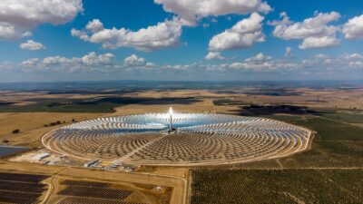 Im Bild ein Solarturm-Kraftwerk in Spanien, CSP bietet unter den Solartechnologien Möglichkeiten für Strom und Wärme.