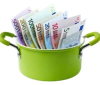 Ein Topf mit Geld, der Verband BSW-Solar warnt: Fördereinschnitte bei Photovoltaik bremsen Solarenergie aus.