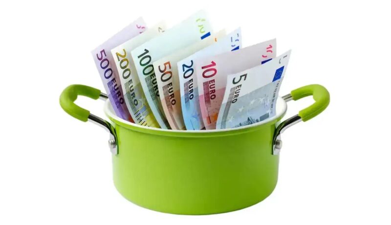Ein Topf mit Geld, der Verband BSW-Solar warnt: Fördereinschnitte bei Photovoltaik bremsen Solarenergie aus.