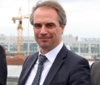 Zu sehen ist BSW-Hauptgeschäftsführer Carsten Körnig, der die geplante Fristverlängerung für Photovoltaik-Solarparks begrüßt.