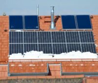 Zu sehen ist ein Haus mit Solarthermie und Photovoltaik. Der Branchenverband BSW sieht im Koalitionsvertrag ein positives Signal für die Solarenergie.
