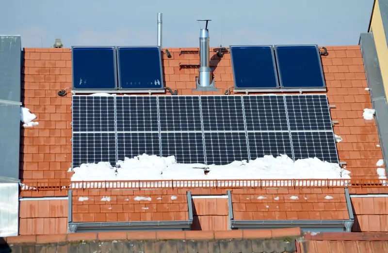 Zu sehen ist ein Haus mit Solarthermie und Photovoltaik. Der Branchenverband BSW sieht im Koalitionsvertrag ein positives Signal für die Solarenergie.