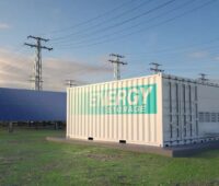 Ein Batteriespeicher und Photovoltaik-Module, der Bundestag plant Verbesserungen für Speicher im Baurecht.