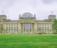 Im Bild das Gebäude des Bundestages, das Parlament hat das Solarpaket I verabschiedet.