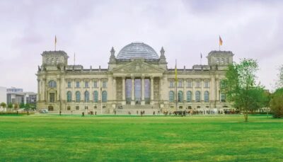 Im Bild das Gebäude des Bundestages, das Parlament hat das Solarpaket I verabschiedet.