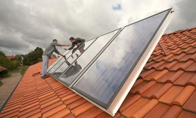 Zu sehen ist die Nachrüstung mit Solarkollektoren. Solarthermie kann Energiekosten senken.