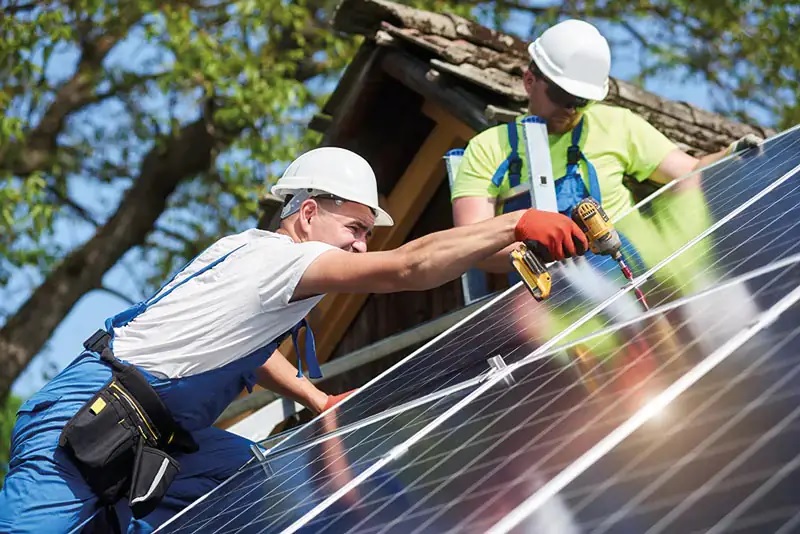 Zu sehen sind zwei Handwerker, die eine Photovoltaik-Anlage installieren. Mit dem Solar-Beschleunigungspaket, das Klimaminister Robert Habck plant, könnte es demnächst noch viel mehr davon geben.