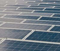 Im Bild eine Photovoltaik-Anlage als Symbol für das Solarpaket, das nun erst 2024 kommen soll.
