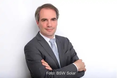 Zu sehen ist BSW-Hauptgeschäftsführer Carsten Körnig, der ein Solar-Beschleunigungsgesetz fordert.