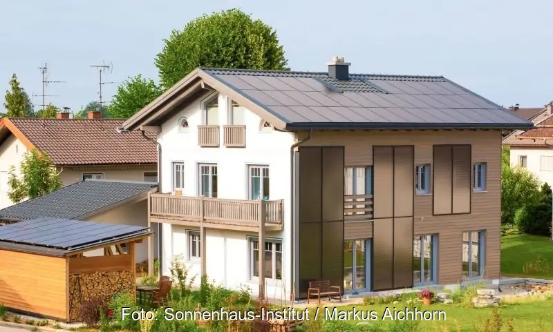 Zu sehen ist eines der Solardächer in Deutschland, das Photovoltaik und Solarthermie kombiniert.