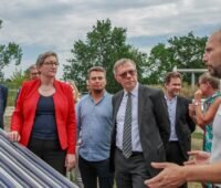 Bundesbauministerin Klara Geywitz hat sich vor Ort im Solarheizwerk Potsdam über die Potenziale der Solarthermie für die künftige Wärmeversorgung informiert.