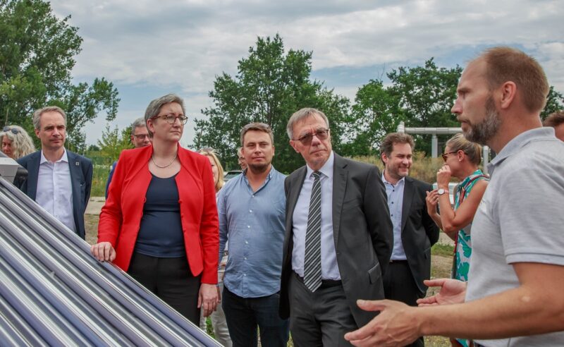 Bundesbauministerin Klara Geywitz hat sich vor Ort im Solarheizwerk Potsdam über die Potenziale der Solarthermie für die künftige Wärmeversorgung informiert.