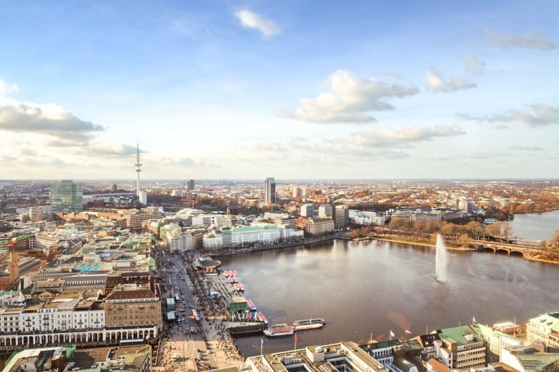 Zu sehen ist ein Blick auf die Binnenalster. Die Rechtsverordnung zur Hamburger Solarpflicht gilt auch für diese Bebauung.