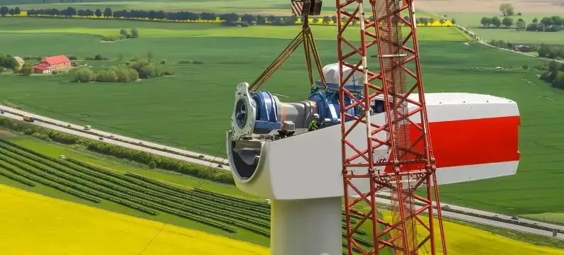 Zu sehen ist die Montage einer Gondel einer Windkraftanlage. Der NABU Baden-Württemberg fürchtet, dass die Windenergie-Ausbauziele in der geplanten Novelle des Klimaschutzgesetzes in Baden-Württemberg nicht erreicht werden.