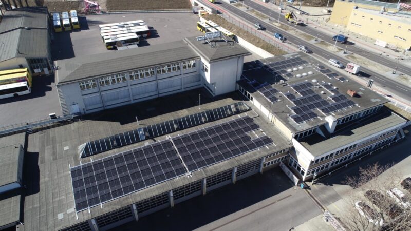 Photovoltaik auf mehreren Firmendächern.