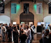 Impression mit vielen Teilnehmenden in Loftatmosphäre beim BVES Investor Summit 2026