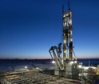 Im Bild ein Tiefbohrgerät, das Entwurf des Geothermiebeschleunigungsgesetzes soll den Geothermie-Ausbau in Deutschland schneller machen.