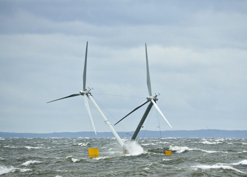 Zu sehen sind schwimmende Windenergieanlagen. Weder solche Neuentwicklungen noch gegründete Anlagen haben im zweiten Halbjahr 2020 zum Ausbau der Offshore-Windenergie beigetragen.