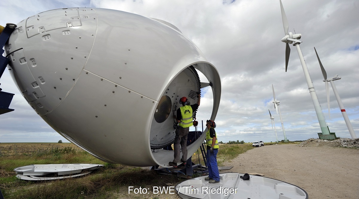 Im Bild Monteure bei der Montage einer Nabe einer Windenergieanlage, das Ausschreibungsvolumen für Windenergie an Land wurde reduziert.
